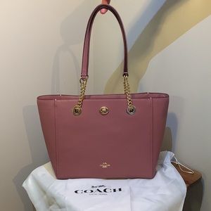 COACH Pebbled Turnlock Chain Tote - Rose